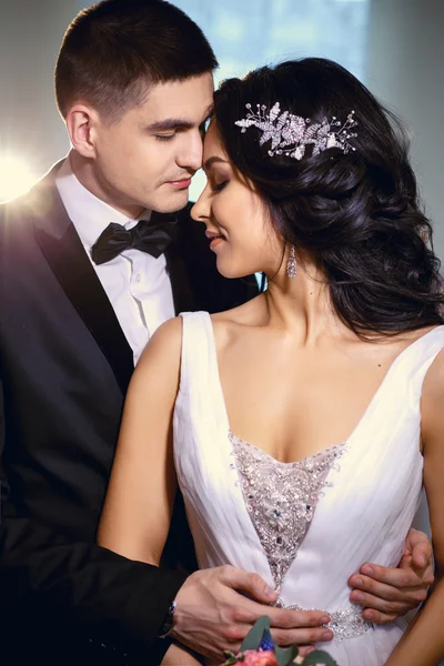 Невеста и жених - свадебное элегантное фото. Невеста в роскошном белом свадебном платье с букетом — стоковое фото