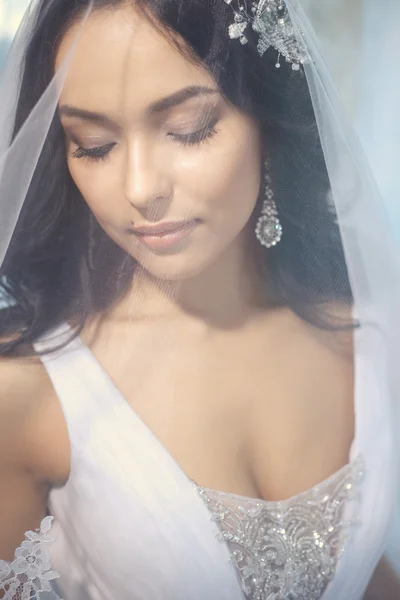 Beautiful bride under bridal veil in a morning. Wedding day — 스톡 사진