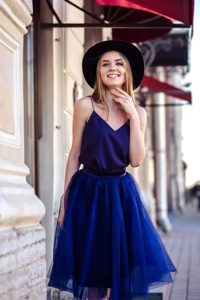 Paseo por la ciudad - sesión de fotos de la calle de moda de la joven elegante —  Fotos de Stock