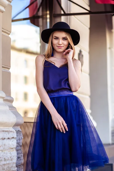 Paseo por la ciudad - sesión de fotos de la calle de moda de la joven elegante —  Fotos de Stock