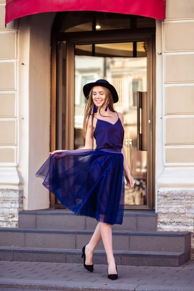 Paseo por la ciudad - sesión de fotos de la calle de moda de la joven elegante —  Fotos de Stock