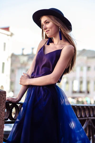 城市步行-时尚的年轻女士时尚街头合影 — 图库照片