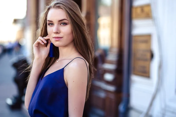 Fashion street photo session of stylish young lady — Stock Photo, Image