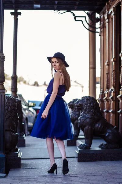 おしゃれな若い女性のファッション ストリート フォト セッション — ストック写真