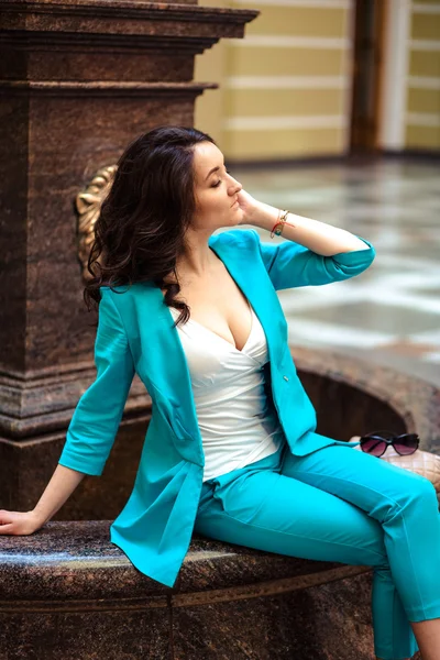 Elegant young lady on her city walk. Shopping time — Stock Photo, Image