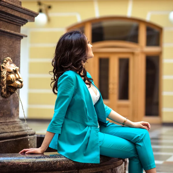 Elegante jovencita en su paseo por la ciudad. Tiempo de compras —  Fotos de Stock