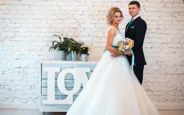 Zarif gelin ve damat birlikte modern bir çatı alanında bir düğün gününde