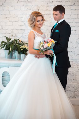 Zarif gelin ve damat birlikte modern bir çatı alanında bir düğün gününde