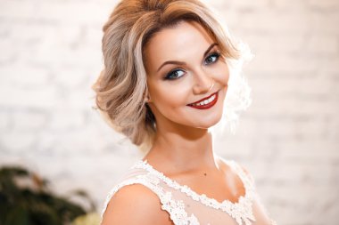 Lüks bir beyaz çatı yer gelinlikle çok güzel zarif gelin