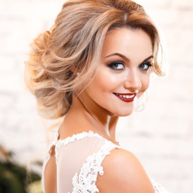 Lüks bir beyaz çatı yer gelinlikle çok güzel zarif gelin