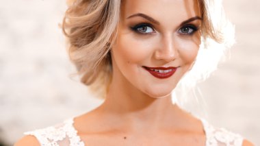 Lüks bir beyaz çatı yer gelinlikle çok güzel zarif gelin