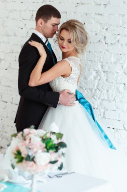 Zarif gelin ve Damat Düğün günde birlikte modern loft uzayda. Çikolata bir restoranda