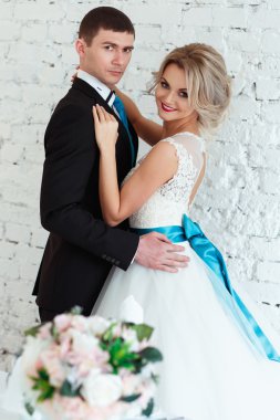 Zarif gelin ve Damat Düğün günde birlikte modern loft uzayda. Çikolata bir restoranda