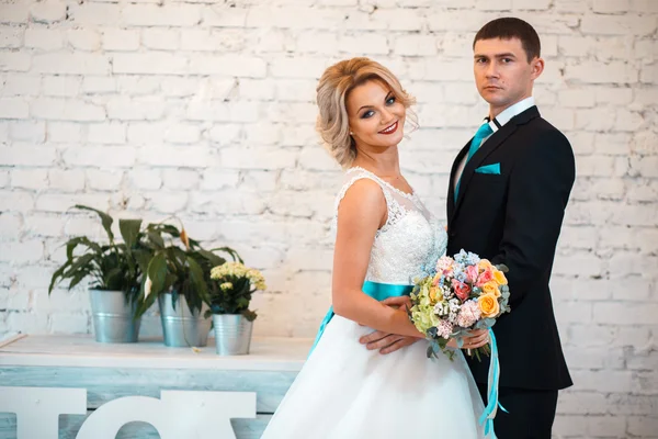 Noiva elegante e noivo juntos em um dia de casamento em um espaço loft moderno — Fotografia de Stock