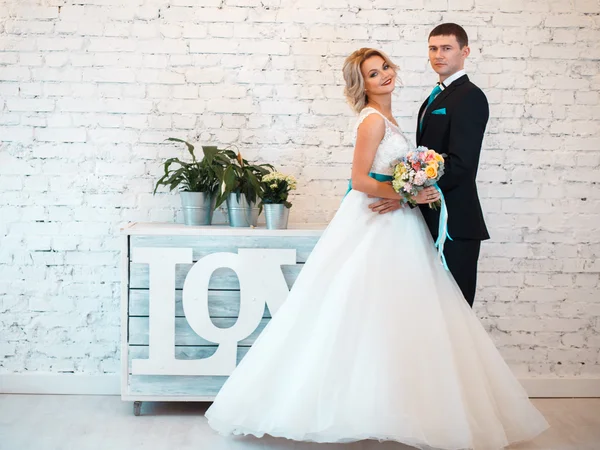 Elegant brud och brudgum tillsammans i en bröllopsdag i en modern Loft utrymme — Stockfoto