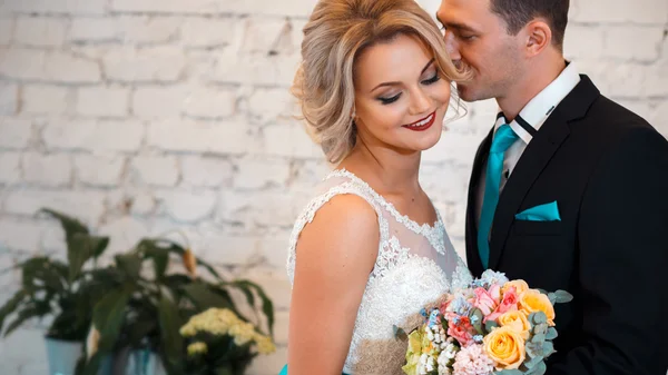 Elegant bride and groom together in a wedding day in a modern loft space — Stock Photo, Image