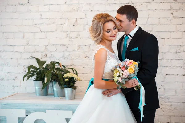 Noiva elegante e noivo juntos em um dia de casamento em um espaço loft moderno — Fotografia de Stock