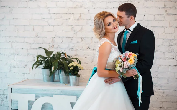 Noiva elegante e noivo juntos em um dia de casamento em um espaço loft moderno — Fotografia de Stock