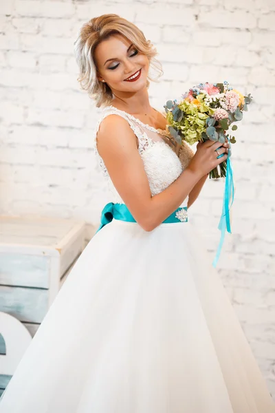 Gyönyörű menyasszony elegáns luxus esküvői ruha fehér loft térben — Stock Fotó