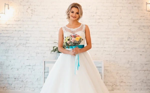 Hermosa novia elegante en vestido de novia de lujo en un espacio loft blanco —  Fotos de Stock