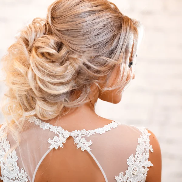 Wunderschöne elegante Braut im luxuriösen Hochzeitskleid in einem weißen Loft-Raum — Stockfoto