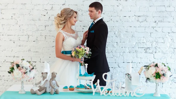 Noiva elegante e noivo juntos em um dia de casamento em um espaço loft moderno. Candy bar em um restaurante — Fotografia de Stock