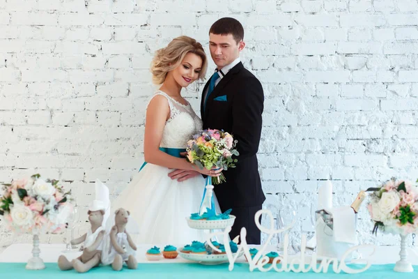Eleganta brudparet tillsammans i en bröllopsdag i ett moderna loft utrymme. Chokladkaka på en restaurang — Stockfoto