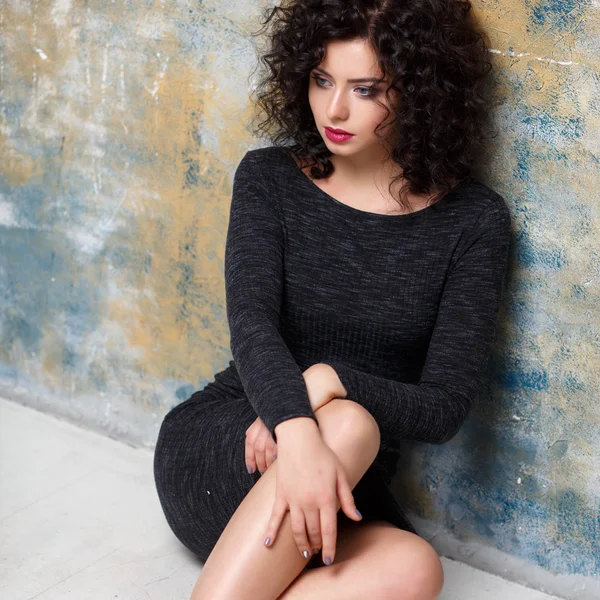 Retrato de cerca de una hermosa mujer joven con un hermoso estilo de pelo y maquillaje. Moda belleza foto —  Fotos de Stock