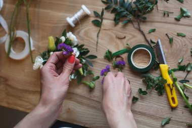 İş yerinde çiçekçi: değişik çiçek çiçek kompozisyon yapma kadın