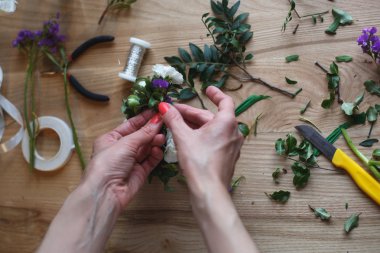 İş yerinde çiçekçi: değişik çiçek çiçek kompozisyon yapma kadın