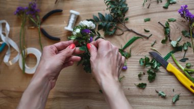 İş yerinde çiçekçi: değişik çiçek çiçek kompozisyon yapma kadın