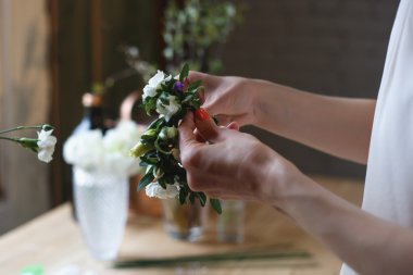 İş yerinde çiçekçi: değişik çiçek çiçek kompozisyon yapma kadın