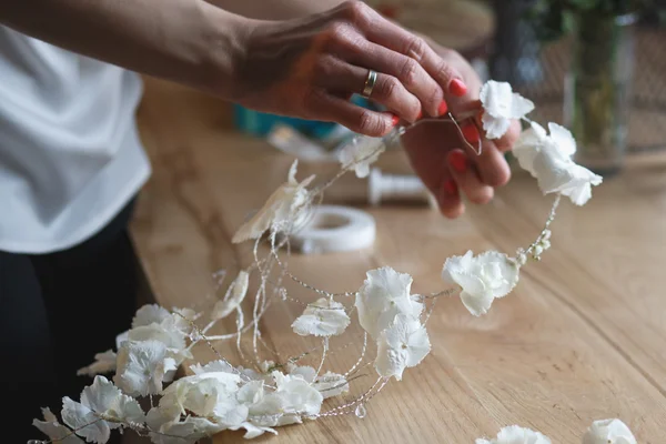 Floristería en el trabajo: mujer haciendo composición floral de diferentes flores — Foto de Stock