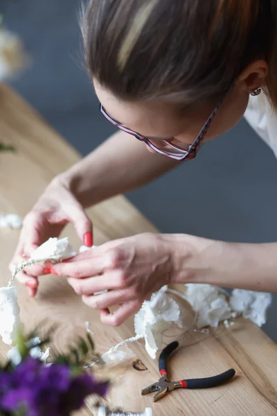 Floristería en el trabajo: mujer haciendo composición floral de diferentes flores — Foto de Stock
