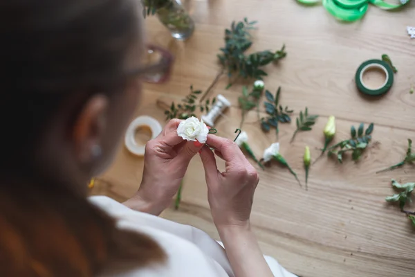 Floristería en el trabajo: mujer haciendo composición floral de diferentes flores — Foto de Stock