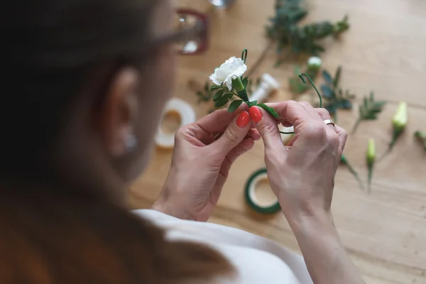 Floristería en el trabajo: mujer haciendo composición floral de diferentes flores — Foto de Stock