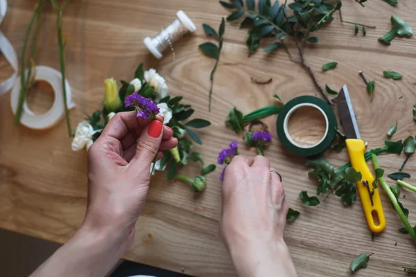 Floristería en el trabajo: mujer haciendo composición floral de diferentes flores — Foto de Stock