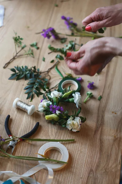 Floristería en el trabajo: mujer haciendo composición floral de diferentes flores — Foto de Stock