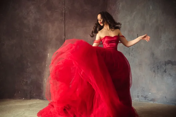 Porträt einer sinnlichen Frau in einem langen, hinreißenden roten Kleid — Stockfoto