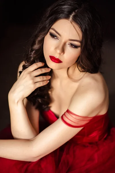 Πορτρέτο της αισθησιακή γυναίκα σε ένα πανέμορφο μακρύ κόκκινο φόρεμα — Φωτογραφία Αρχείου