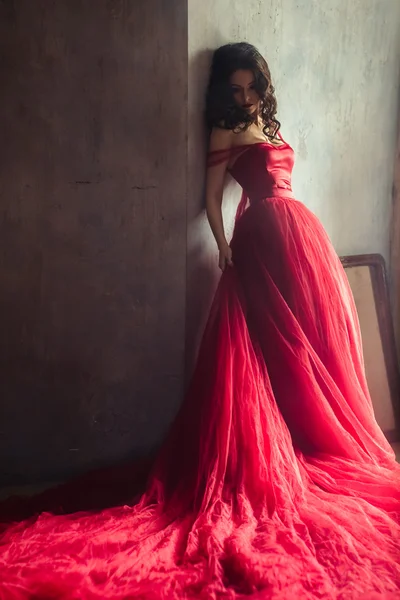 Érzéki nő, egy hosszú gyönyörű piros ruhás portréja — Stock Fotó