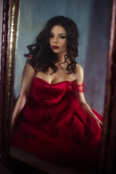 Retrato de mujer sensual en un vestido largo y hermoso rojo — Foto de Stock