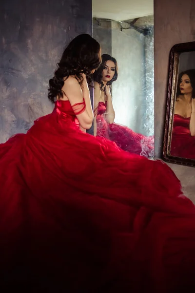 Porträtt av Sensuell kvinna i en lång härlig röd klänning — Stockfoto