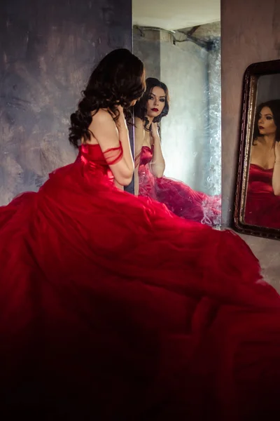 Retrato de mulher sensual em um vestido vermelho lindo longo — Fotografia de Stock