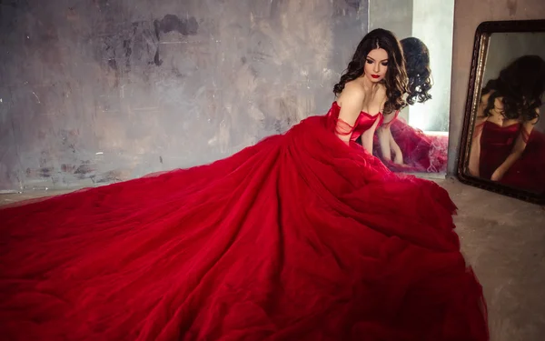 Retrato de mulher sensual em um vestido vermelho lindo longo — Fotografia de Stock