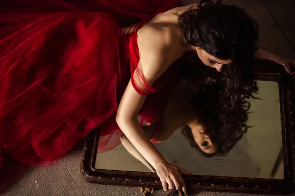 Uzun güzel bir kırmızı elbise şehvetli kadın portresi — Stok fotoğraf