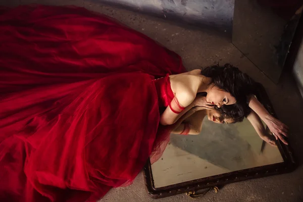 Retrato de mulher sensual em um vestido vermelho lindo longo — Fotografia de Stock