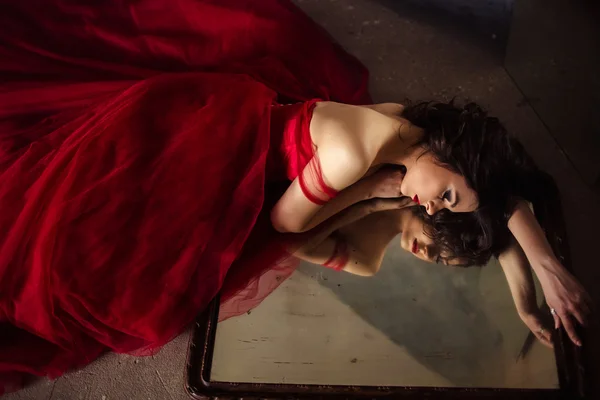 Retrato de mulher sensual em um vestido vermelho lindo longo — Fotografia de Stock