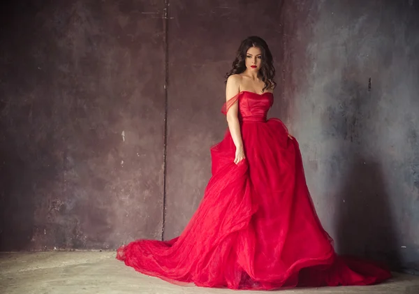 長い派手な赤いドレスで官能的な女性の肖像画 ストック写真