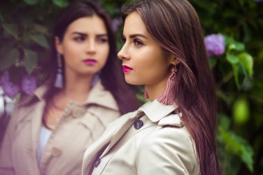 İki güzel genç kadınlarda siper kat çiçek leylak yakınındaki İkizler
